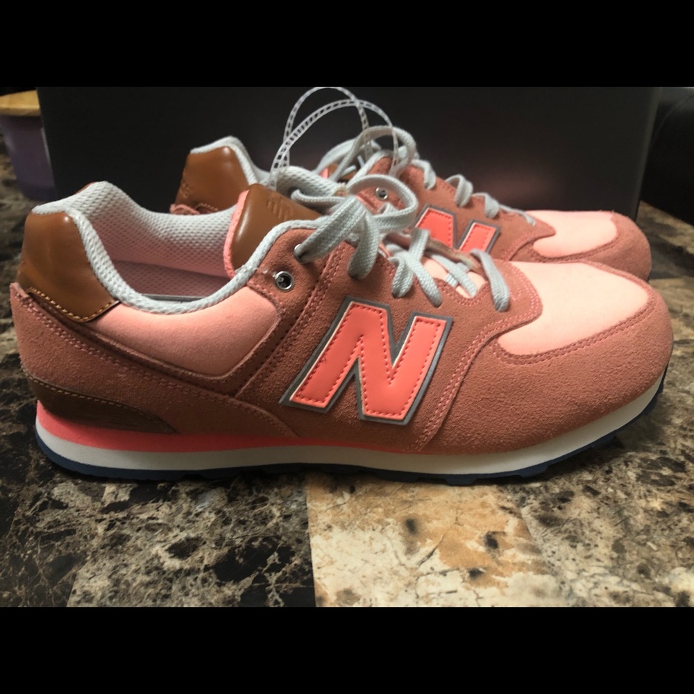 NB Women Size 7